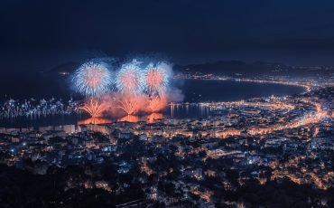 feu-d-artifice-sur-la-baie-de-cannes-istock-manjik